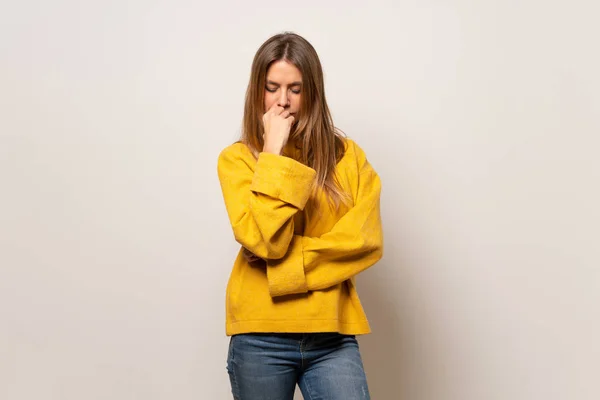 Mujer Con Suéter Amarillo Sobre Pared Aislada Que Tiene Dudas — Foto de Stock