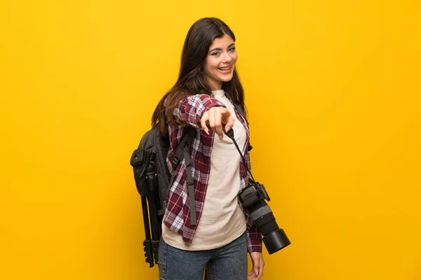 Fotoğrafçı Genç Kız Sarı Duvarın Üzerinden Parmak Seni Kendinden Emin — Stok fotoğraf