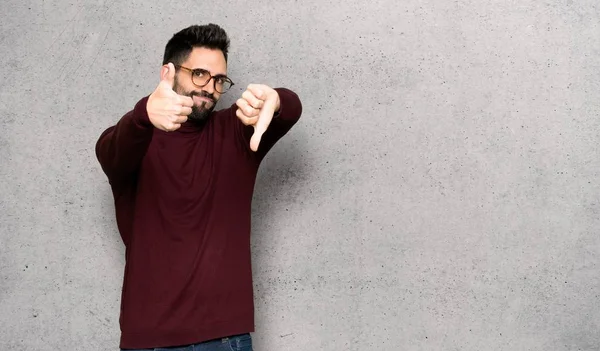 Homem Bonito Com Óculos Fazer Bom Mau Sinal Indeciso Entre — Fotografia de Stock