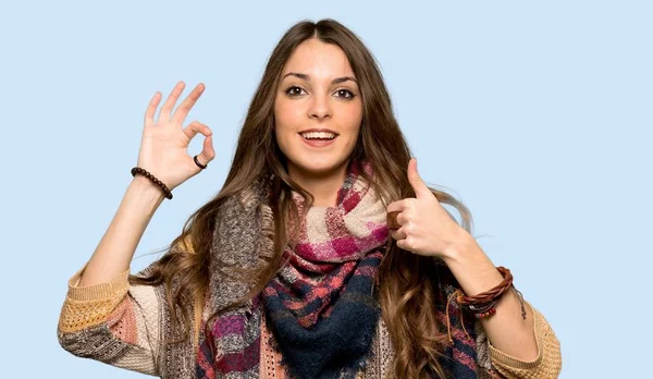 Jovem Hippie Mulher Mostrando Sinal Com Dando Polegar Acima Gesto — Fotografia de Stock