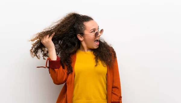 Adolescente chica sobre blanco wal —  Fotos de Stock