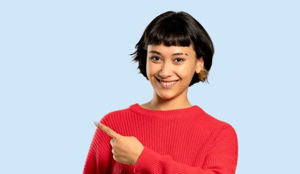 Krótkie Włosy Dziewczyna Czerwony Sweter Wskazując Stronie Aby Przedstawić Produkt — Zdjęcie stockowe