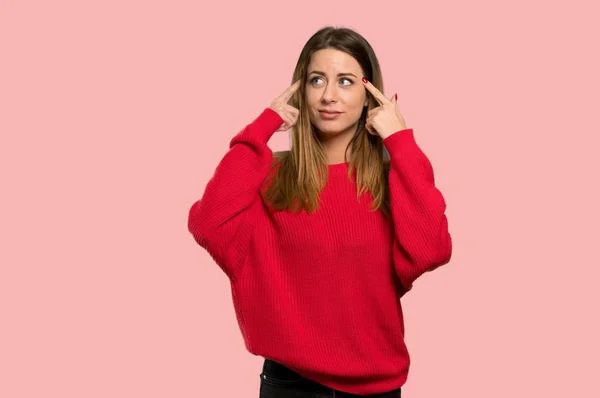 Mujer Joven Con Suéter Rojo Teniendo Dudas Pensando Sobre Fondo — Foto de Stock