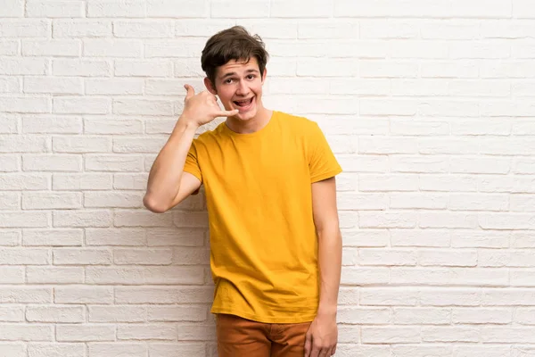 Teenager Man White Brick Wall Making Phone Gesture Call Back — Stock Photo, Image