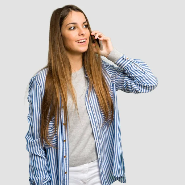 Giovane Ragazza Con Camicia Righe Mantenendo Una Conversazione Con Telefono — Foto Stock