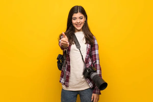 Fotógrafo Adolescente Chica Sobre Amarillo Pared Estrechando Las Manos Para —  Fotos de Stock