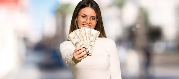 Mulher Bonita Com Óculos Tomando Monte Dinheiro Livre — Fotografia de Stock