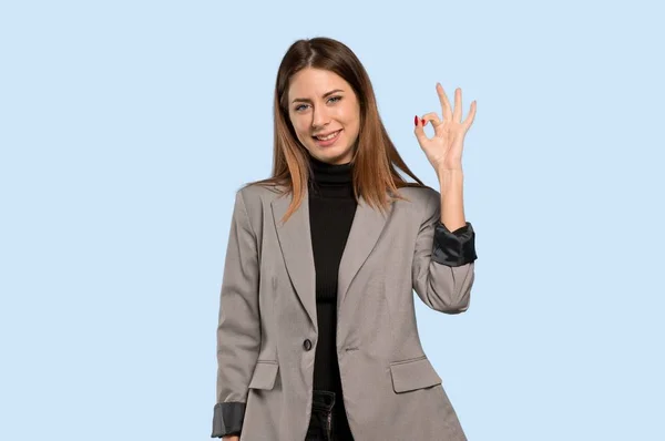 Obchodní Žena Ukazující Znamení Prsty Nad Izolované Modré Pozadí — Stock fotografie