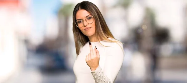 Mujer Bonita Con Gafas Haciendo Gesto Cuerno Aire Libre — Foto de Stock