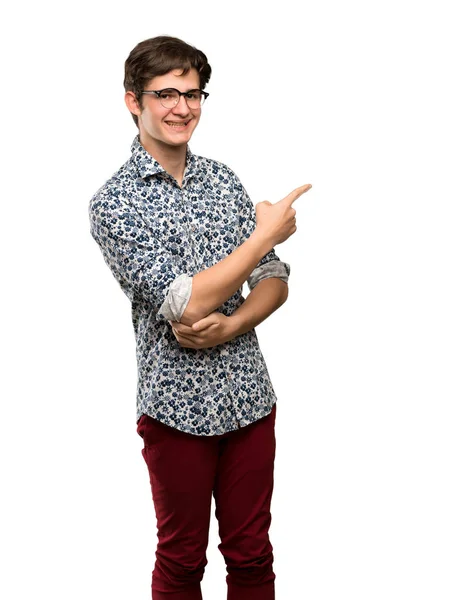 Подросток Цветочной Рубашке Очках Указывая Пальцем Сторону Изолированном Белом Фоне — стоковое фото