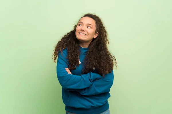 Tinédzser Lány Zöld Falon Miközben Mosolyogva Felnézett — Stock Fotó
