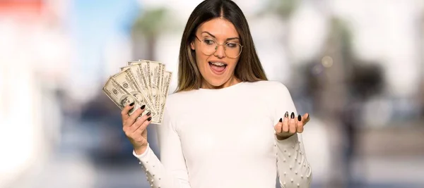 Mujer Bonita Con Gafas Tomando Montón Dinero Aire Libre — Foto de Stock