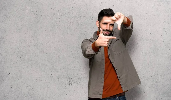 Hombre Guapo Con Cara Enfocada Barba Marco Símbolo Sobre Pared — Foto de Stock