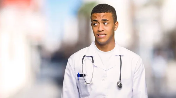 Afro Αμερικανός Νεαρός Γιατρός Είναι Λίγο Νευρικό Και Φοβισμένος Πιέζοντας — Φωτογραφία Αρχείου