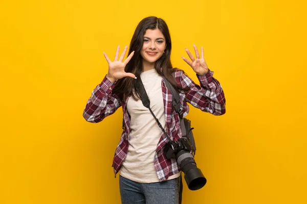 Photographe Adolescent Fille Sur Mur Jaune Comptant Neuf Avec Des — Photo