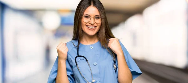 Enfermera Joven Celebrando Una Victoria Posición Ganadora Hospital — Foto de Stock