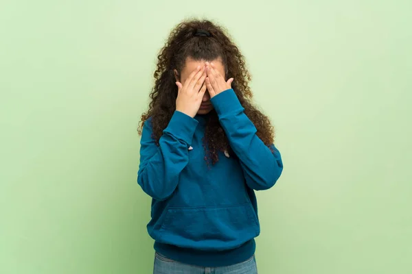 Menina Adolescente Sobre Parede Verde Com Expressão Cansada Doente — Fotografia de Stock