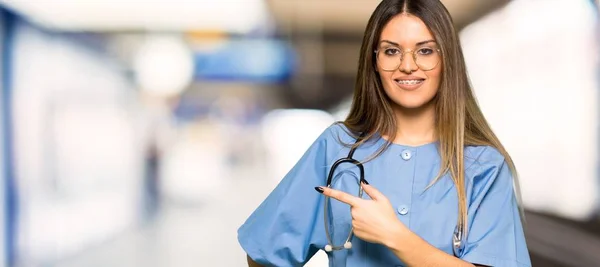 Jonge Verpleegster Wijst Naar Kant Presenteren Van Een Product Een — Stockfoto