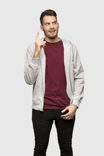 Homem Com Camisola Que Pretende Realizar Solução Enquanto Levanta Dedo — Fotografia de Stock
