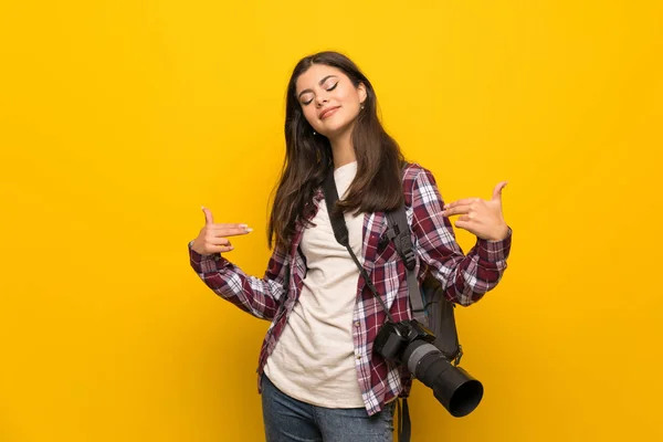 誇りと自己満足の黄色の壁を越えてカメラマン ティーンエイ ジャーの女の子 — ストック写真