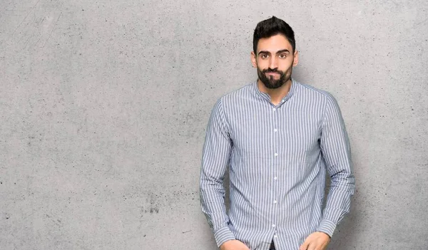 Elegante Hombre Con Camisa Con Expresión Triste Deprimida Sobre Pared — Foto de Stock