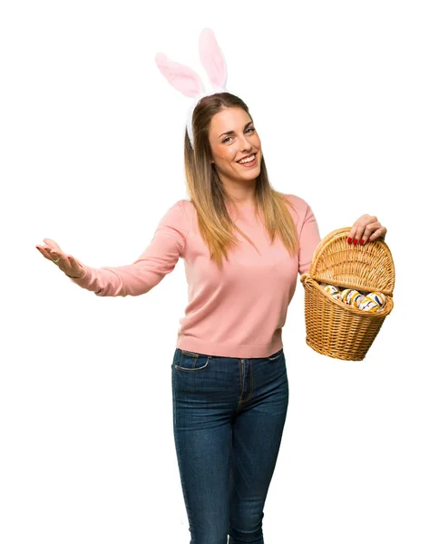 Junge Frau Mit Hasenohren Den Osterfeiertagen Präsentiert Und Lädt Zum — Stockfoto