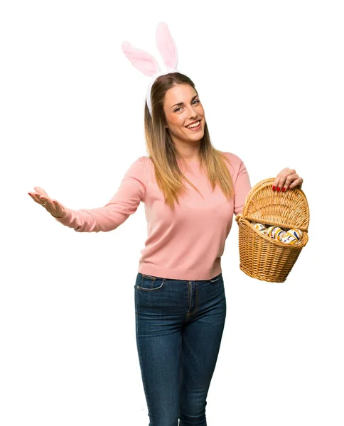 Ung Kvinna Som Bär Bunny Öron För Påskhelgen Presentera Och — Stockfoto