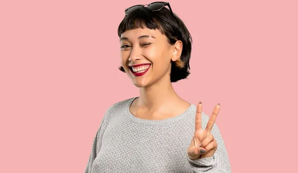 Young Woman Short Hair Smiling Showing Victory Sign Isolated Pink — Stock Photo, Image