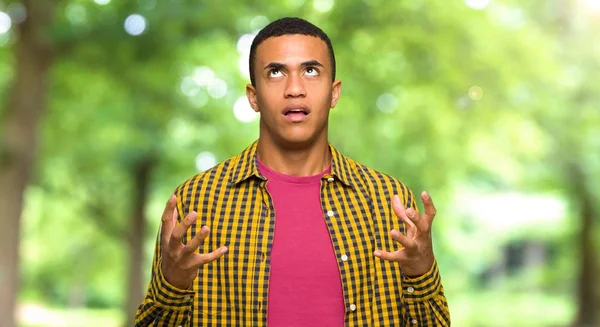 Junger Afroamerikanischer Mann Frustriert Über Eine Schlimme Situation Einem Park — Stockfoto