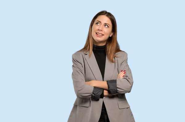 Business Kvinna Söker Medan Leende Över Isolerade Blå Bakgrund — Stockfoto