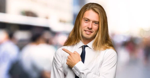 Блондин Бізнесмен Довгим Волоссям Вказує Бік Щоб Представити Продукт Відкритому — стокове фото