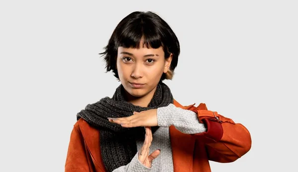 Capelli Corti Donna Con Cappotto Facendo Tempo Fuori Gesto Sfondo — Foto Stock