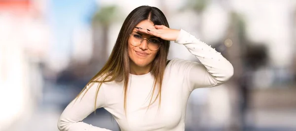Ładna Kobieta Okulary Patrząc Daleko Ręką Coś Patrzeć Zewnątrz — Zdjęcie stockowe