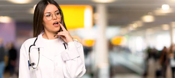 Giovane Dottoressa Che Dubbi Mentre Alza Sguardo Ospedale — Foto Stock