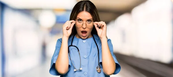 Jovem Enfermeira Com Óculos Surpresa Hospital — Fotografia de Stock