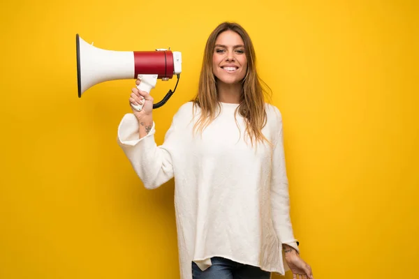 Blonde Vrouw Gele Muur Houdt Een Megafoon — Stockfoto