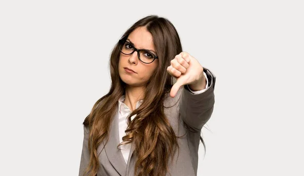 Affärskvinna Som Visar Tummen Ner Skylten Med Negativa Uttryck Över — Stockfoto