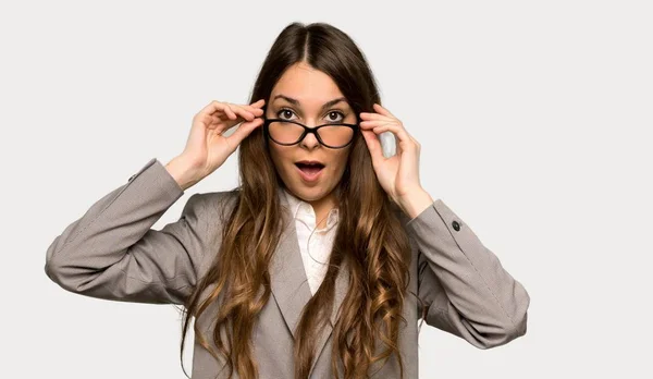 Mujer Negocios Con Gafas Sorprendida Sobre Fondo Gris Aislado — Foto de Stock