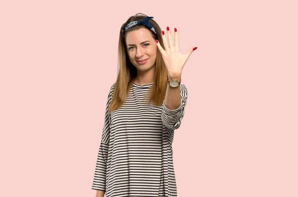 Mujer Joven Con Pañuelo Para Cabeza Contando Cinco Con Los —  Fotos de Stock