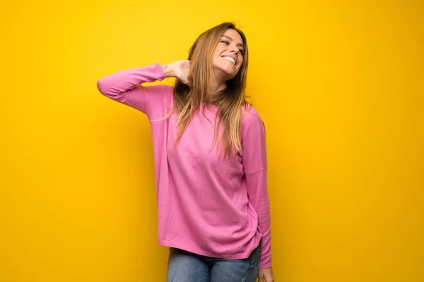 Mutlu genç ve güzel sarışın kadın — Stok fotoğraf