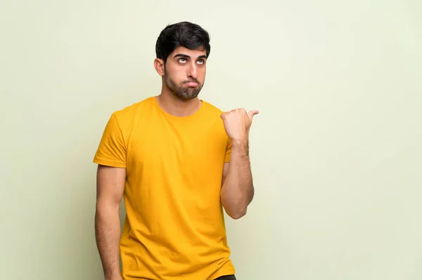 Young Man Pink Wall Unhappy Pointing Side — Stock Photo, Image
