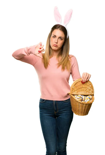 Junge Frau Trägt Osterhasenohren Und Zeigt Daumen Nach Unten Zeichen — Stockfoto
