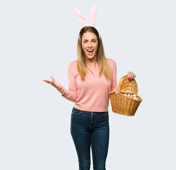 Молода Жінка Носить Вуха Кролика Великодні Канікули Несподіваним Виразом Тому — стокове фото