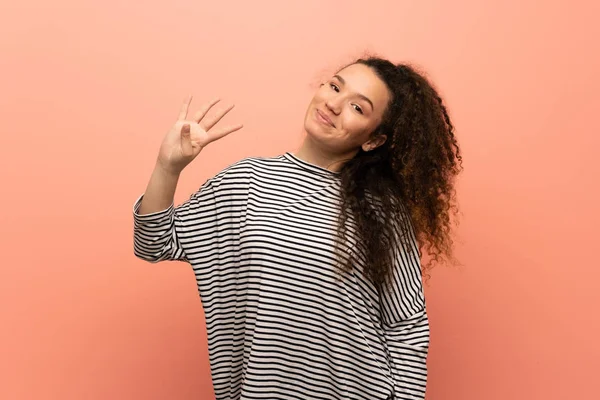 Adolescente Chica Sobre Rosa Pared Feliz Contando Cuatro Con Los —  Fotos de Stock