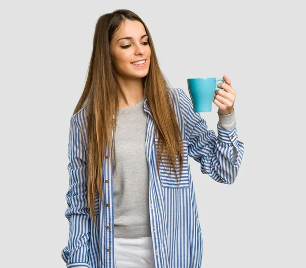 Jeune Fille Avec Chemise Rayée Tenant Une Tasse Café Chaud — Photo