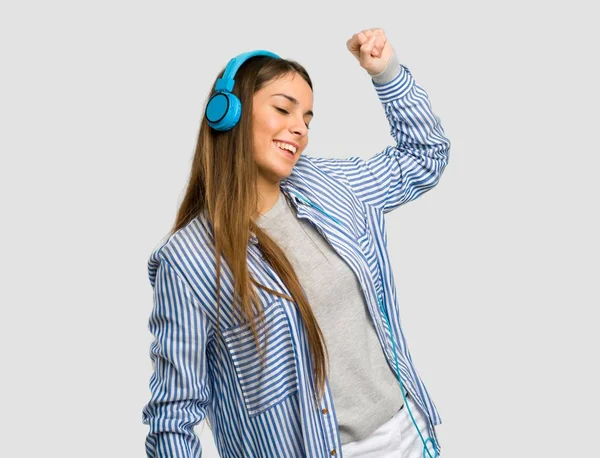 Giovane Ragazza Con Camicia Righe Ascoltare Musica Con Cuffie Ballare — Foto Stock
