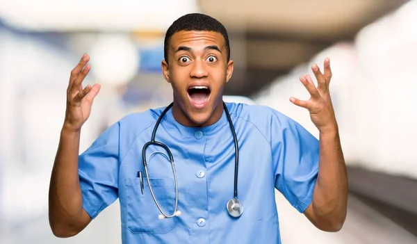 Médecin Chirurgien Homme Avec Une Expression Faciale Surprise Choquée Dans — Photo