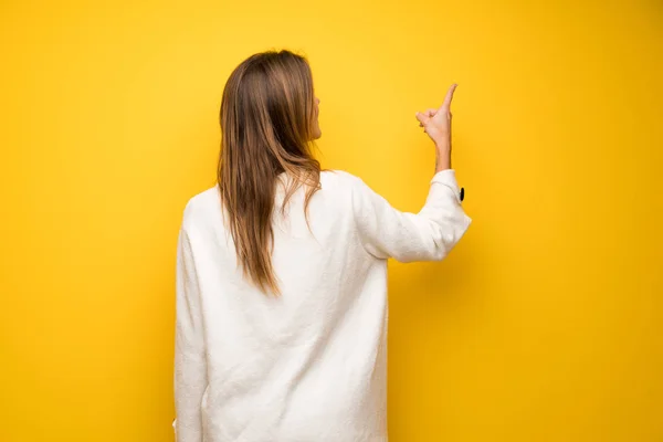 손가락으로 가리키는 노란색 — 스톡 사진