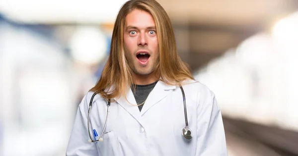 Доктор Человек Удивлением Шокированным Выражением Лица Больнице — стоковое фото