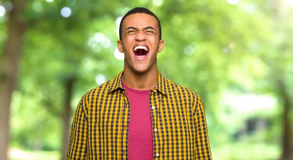 Afro American Młodzieniec Krzycząc Przodu Szeroko Otwartymi Ustami Parku — Zdjęcie stockowe